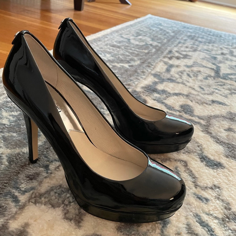 Size 7 Michael Kors Pumps - Picture 3 of 3